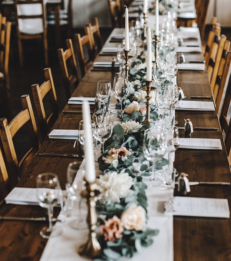 Weiße Stofftischläufer