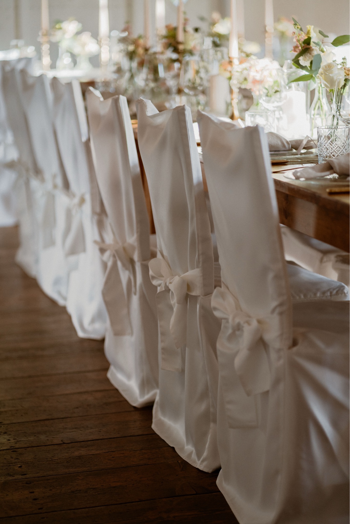 weiße Stuhlhussen mit Schleife, inclusive Eindecken